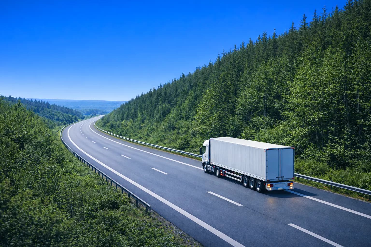 Flota de camiones en carretera ilustrando control operativo y visibilidad logística.